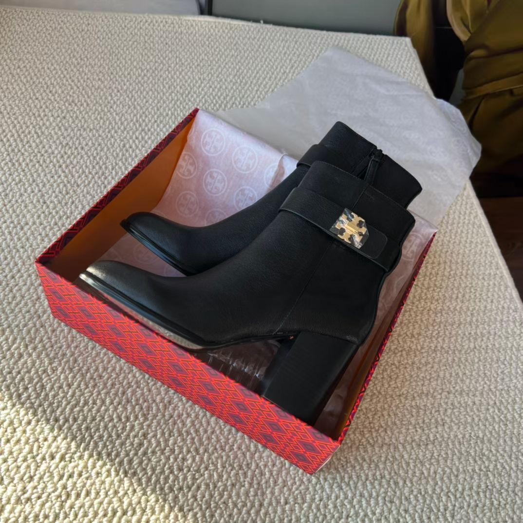 **do** รองเท้าหนังบู้ทสั้น Tory Burch T Lock High Heel Ankle Boots มี 2 สี สินค้าใหม่ ของแท้