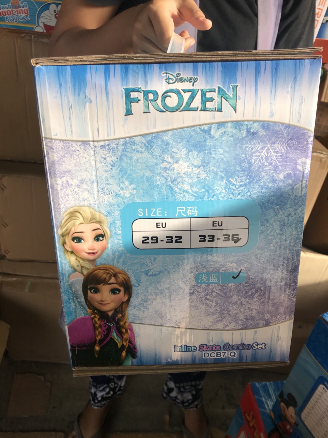 DCB-7Q ของเล่นรองเท้าสเก็ตโรลเลอร์เบลดเด็กโฟรเซ่นพร้อมหมวก สนับเข่า สนับมือ ลิขสิทธิ์ถูกต้อง (ของหมด)