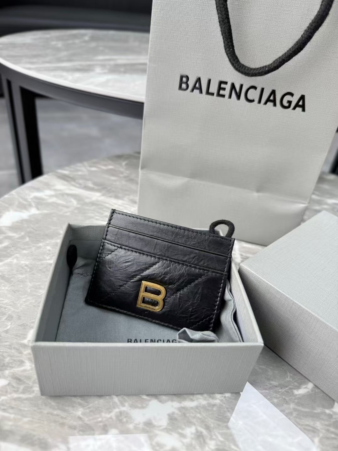 **do** กระเป๋าใส่บัตร Balanciaga Crush Quilted Leather Card Holder สินค้าใหม่ ของแท้