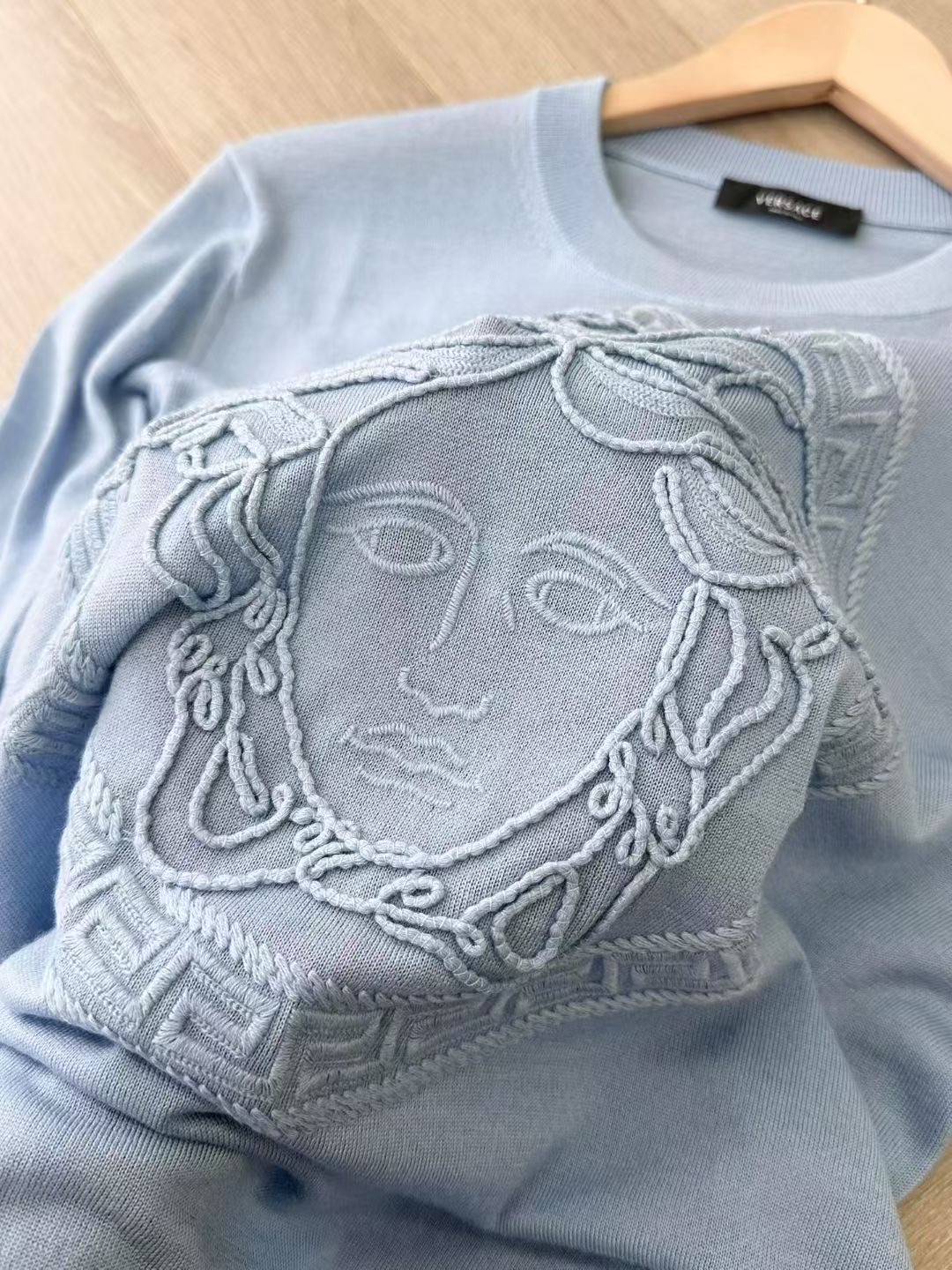 **do** เสื้อ VERSACE Medusa Embroidered Wool Sweater มีใส่ได้ ชาย หญิง สินค้าใหม่ ของแท้