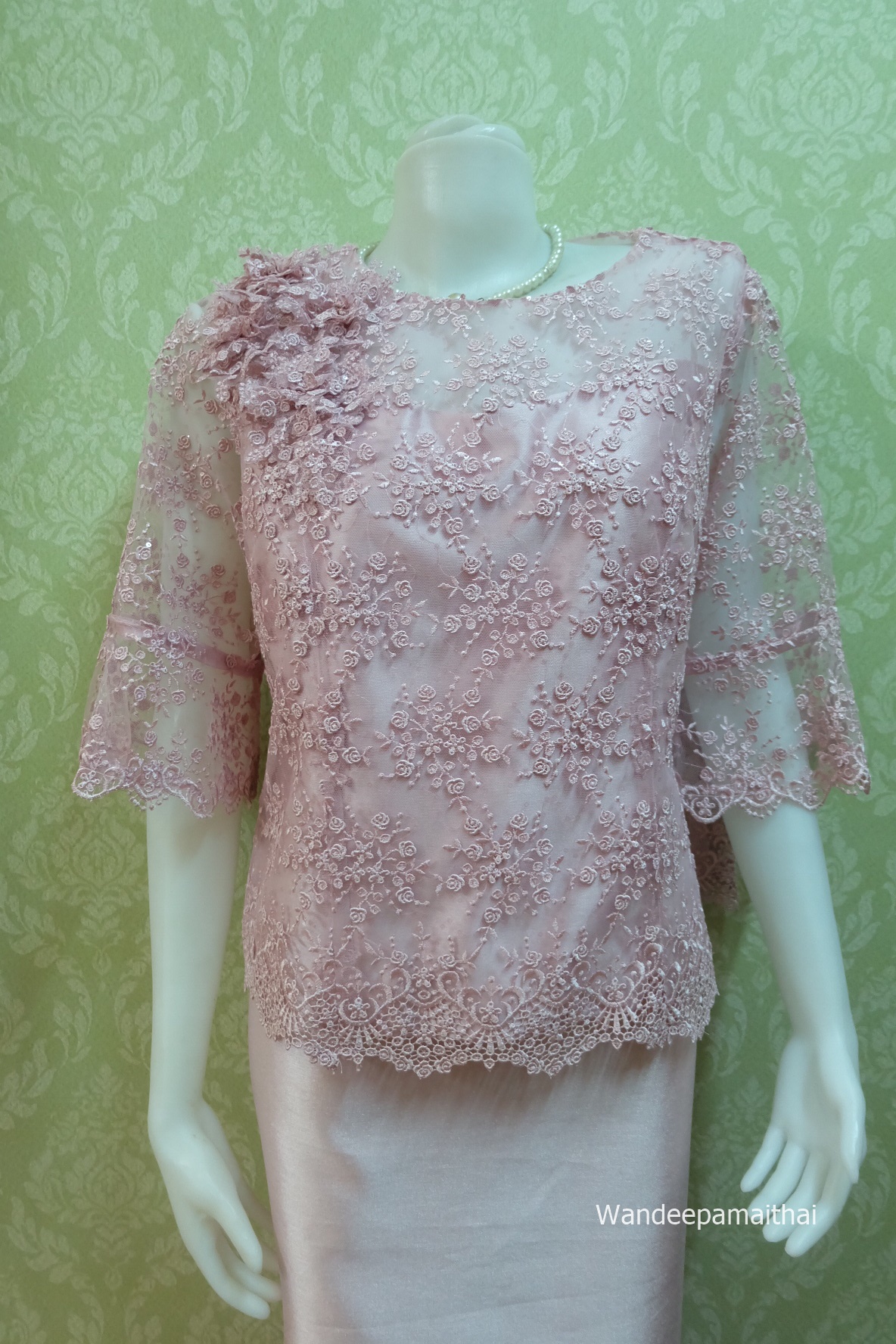 ชุดผ้าไหมอิตตาลี ด้านหน้าแต่งลูกไม้ฝรั่งเศส กระโปรงยาวอัดผ้ากาวทั้งตัว แขนสามส่วน เสื้อ+กระโปรงยาว สีชมพูกลีบบัว เบอร์ 46