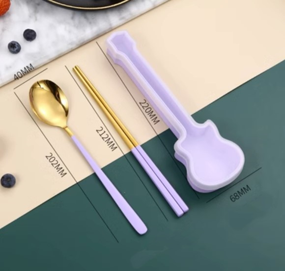 Set ตะเกียบ คู่ ช้อน สีทอง สวยหรู พรีเมี่ยม พร้อม กล่องกีตาร์ แบบเก๋ ๆ ของชำร่วย ของที่ระลึก เครื่องดนตรี กีตาร์ 898799