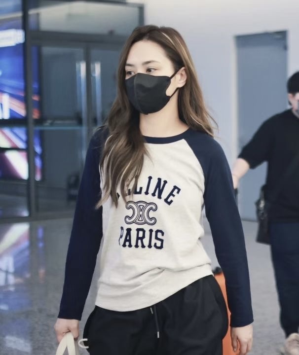 **do** เสื้อยืดแขนยาว Celine ตัวหนังสือมีติดสักหลาดนูน สินค้าใหม่ ของแท้