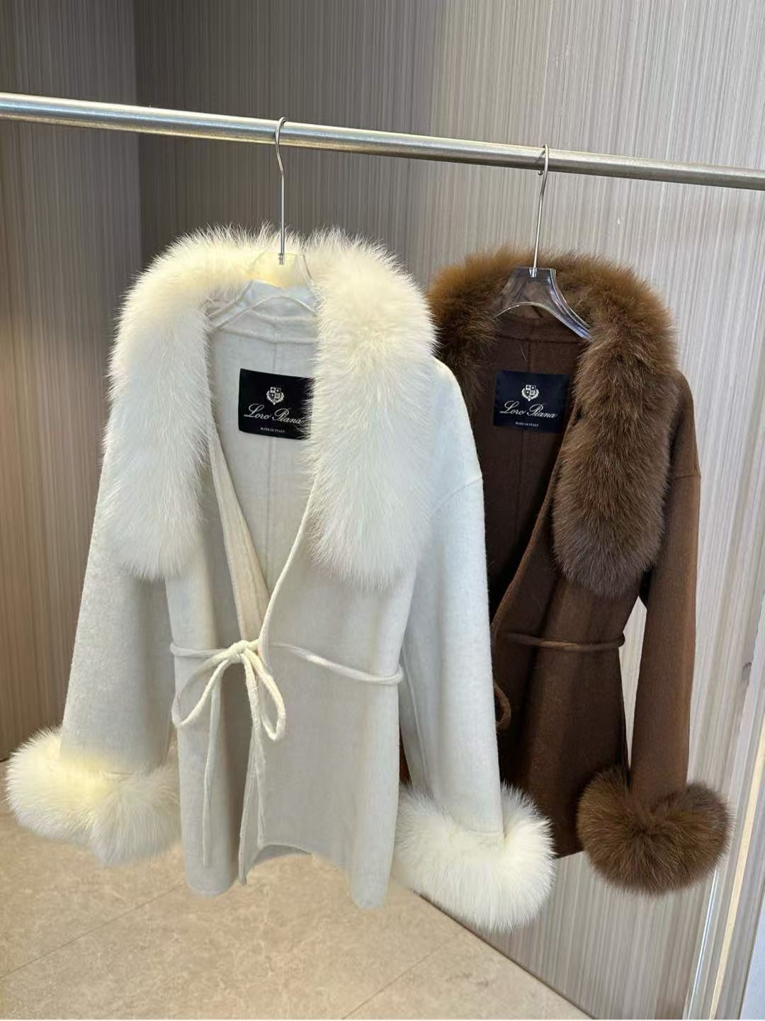 **do** เสื้อโค้ทขนสัตว์สนัขจิ้งจอก Loro piana สไตล์ผู้ดีเก่า ขนคอและแขนถอดแยกได้ มี 2 สีให้เลือก สินค้าใหม่ ของแท้
