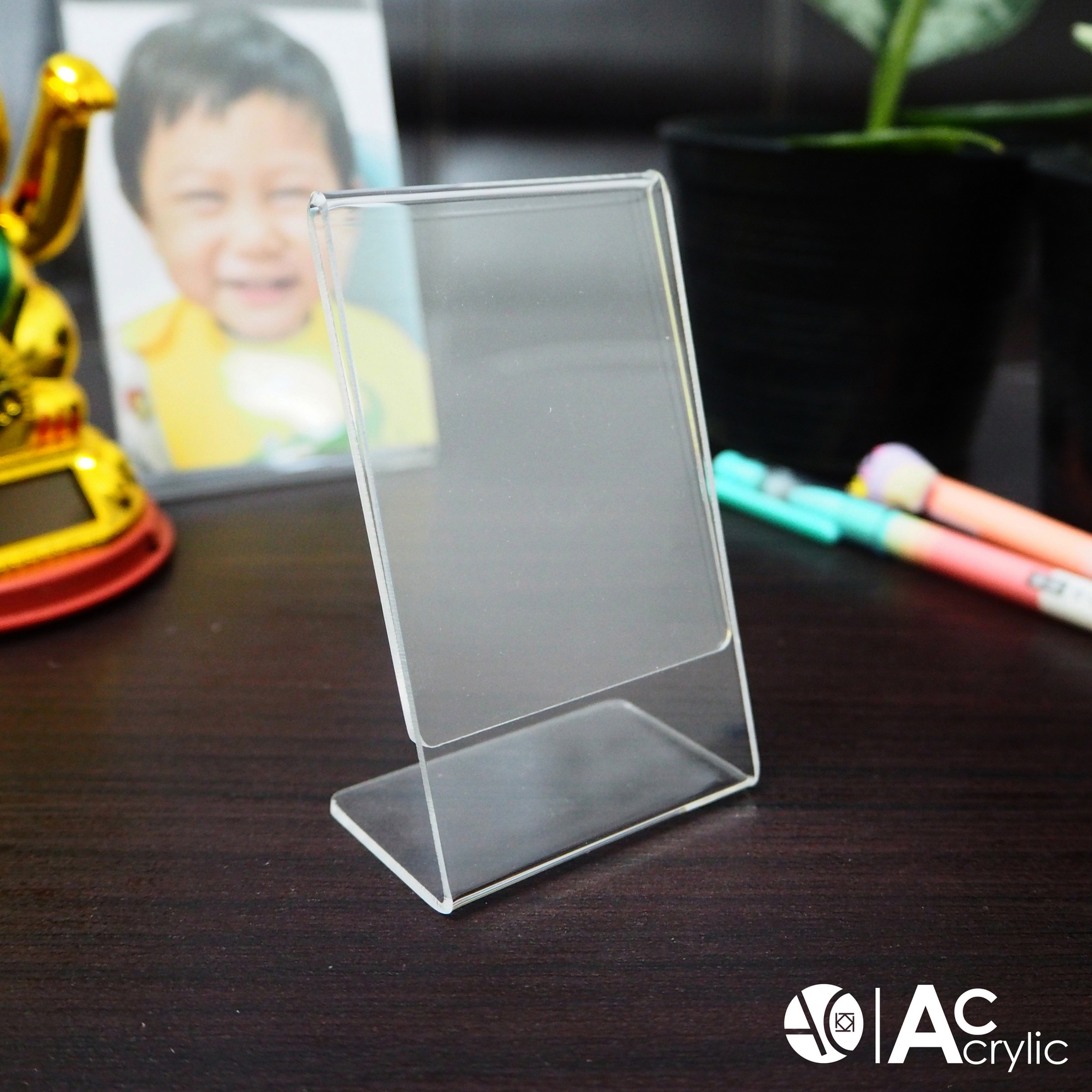 ป้ายตั้งโต๊ะ ป้ายอะคริลิค A8 แนวตั้ง 5.5x8 cm อะคริลิค โชว์กระดาษ 1 ด้าน ทรง L Acrylic (A8)