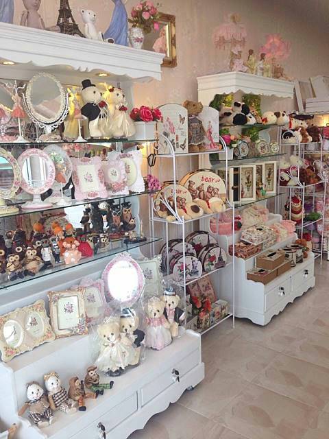 ตู้โชว์ชั้นวางหลังกระจกเงา ด้านล่างขั้นบันไดวางของ วินเทจสีขาว