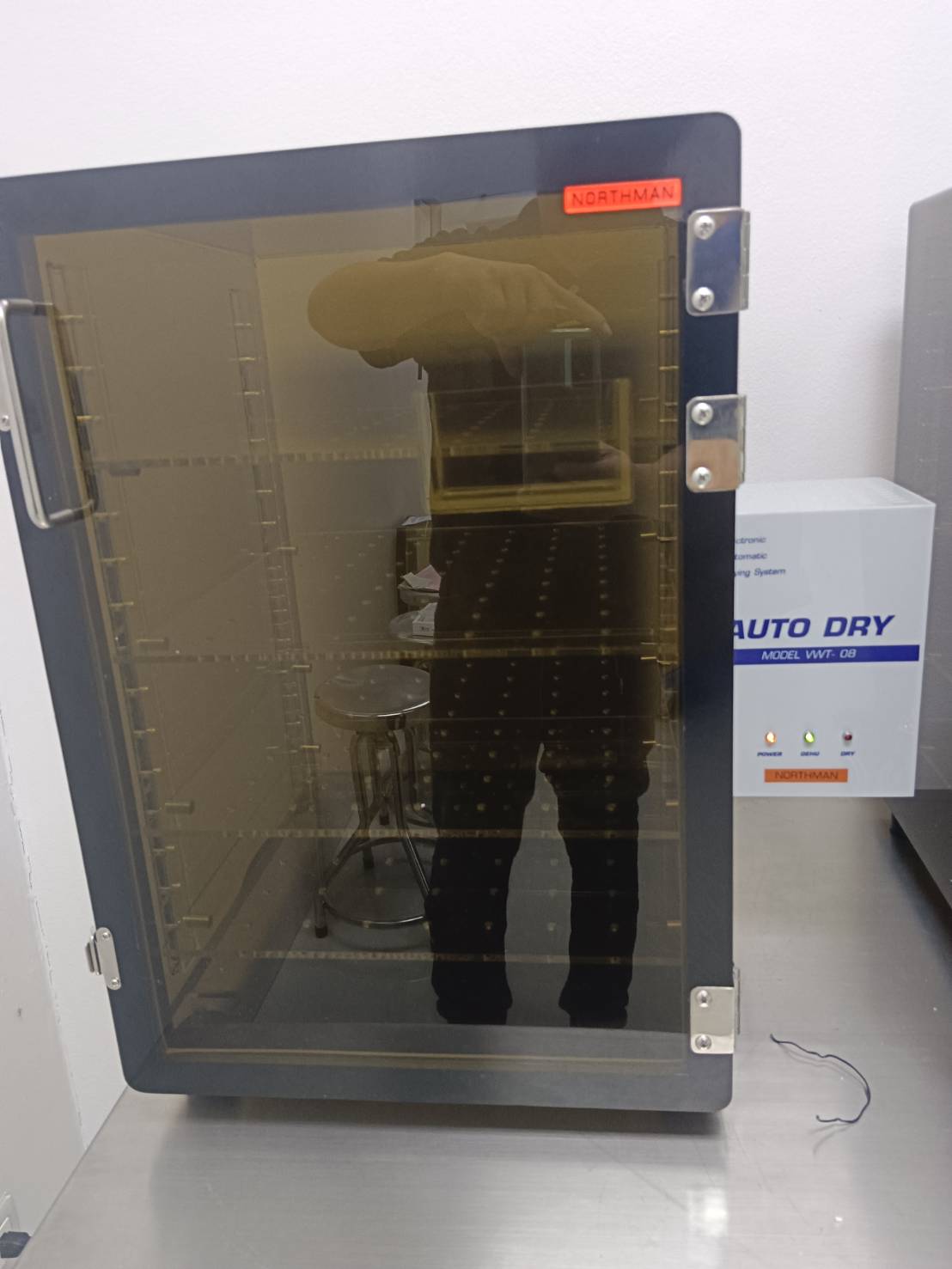 ตู้ดูดความชื้นอัตโนมัติ สีชา ขนาด 70 ลิตร