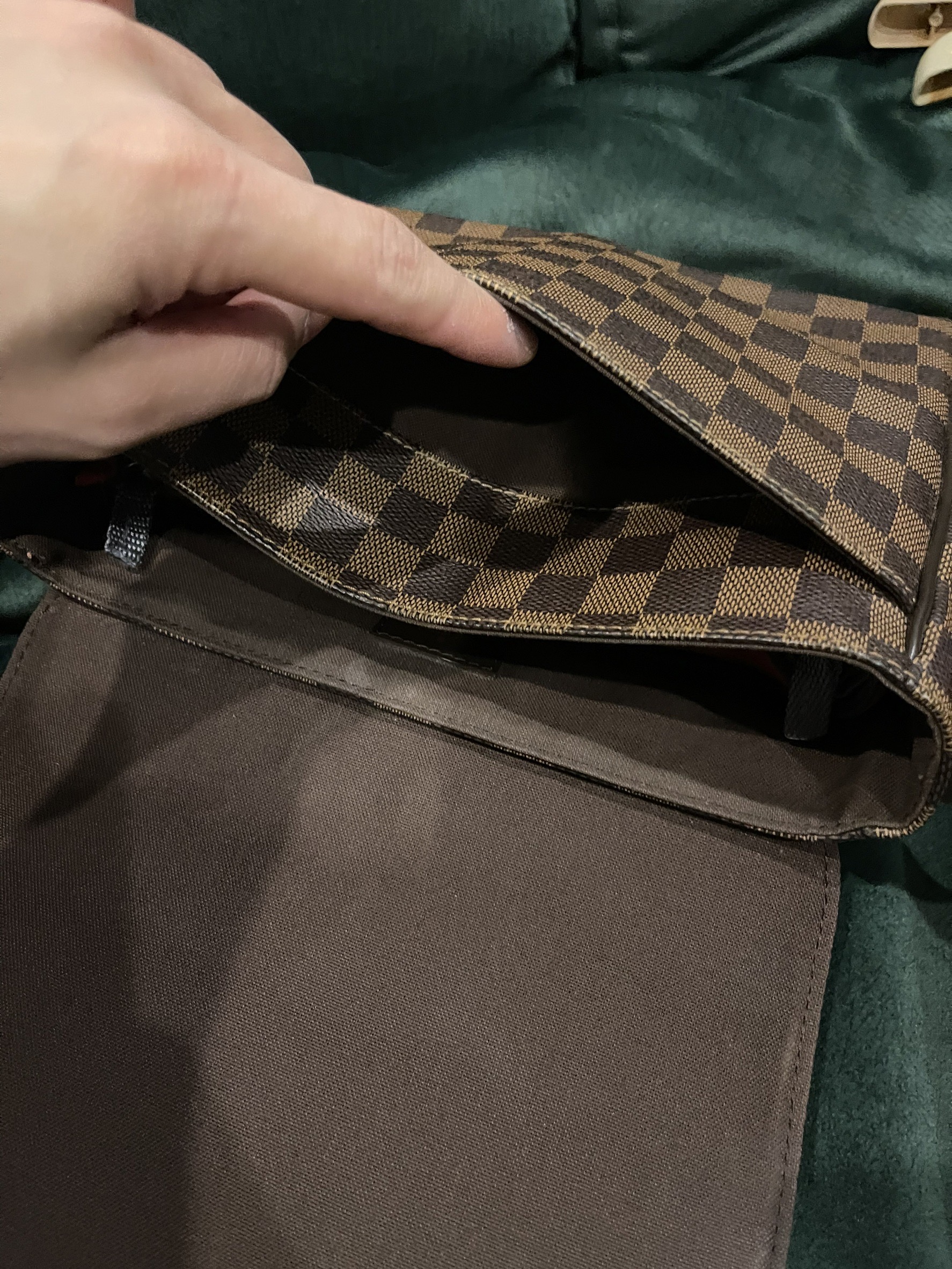 กระเป๋า Louis Vuitton Damier District PM สภาพ 95 % เหมือนใหม่