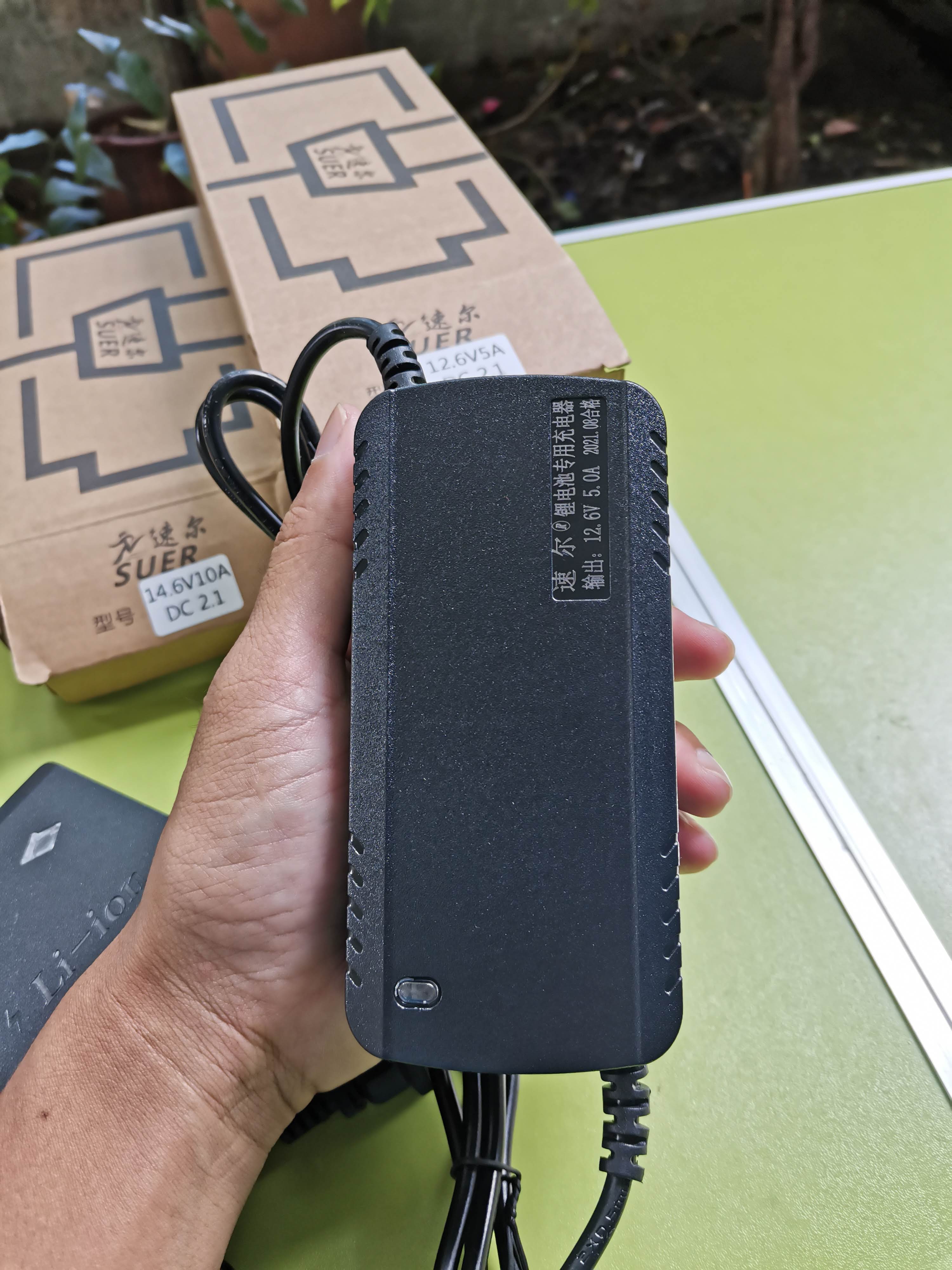 ที่ชาร์จ 12.6V ( 3S li-ion) , 14.6V ( 4S LifePo4 ) ที่ชาร์จ แบตเตอรี่ Lithuim SUER แบรนจีน หัวแจ๊ค DC 5.5*2.1