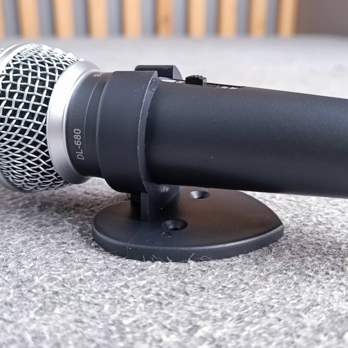 ขาแขวนไมค์ รูปหัวใจ HM-6 ที่แขวนไมค์ ติดผนัง ขาแขวนไมโครโฟนแบบพลาสติกสีดำ ขาแขนไมค์รูปหัวใจ เอไอ-ไพศาล