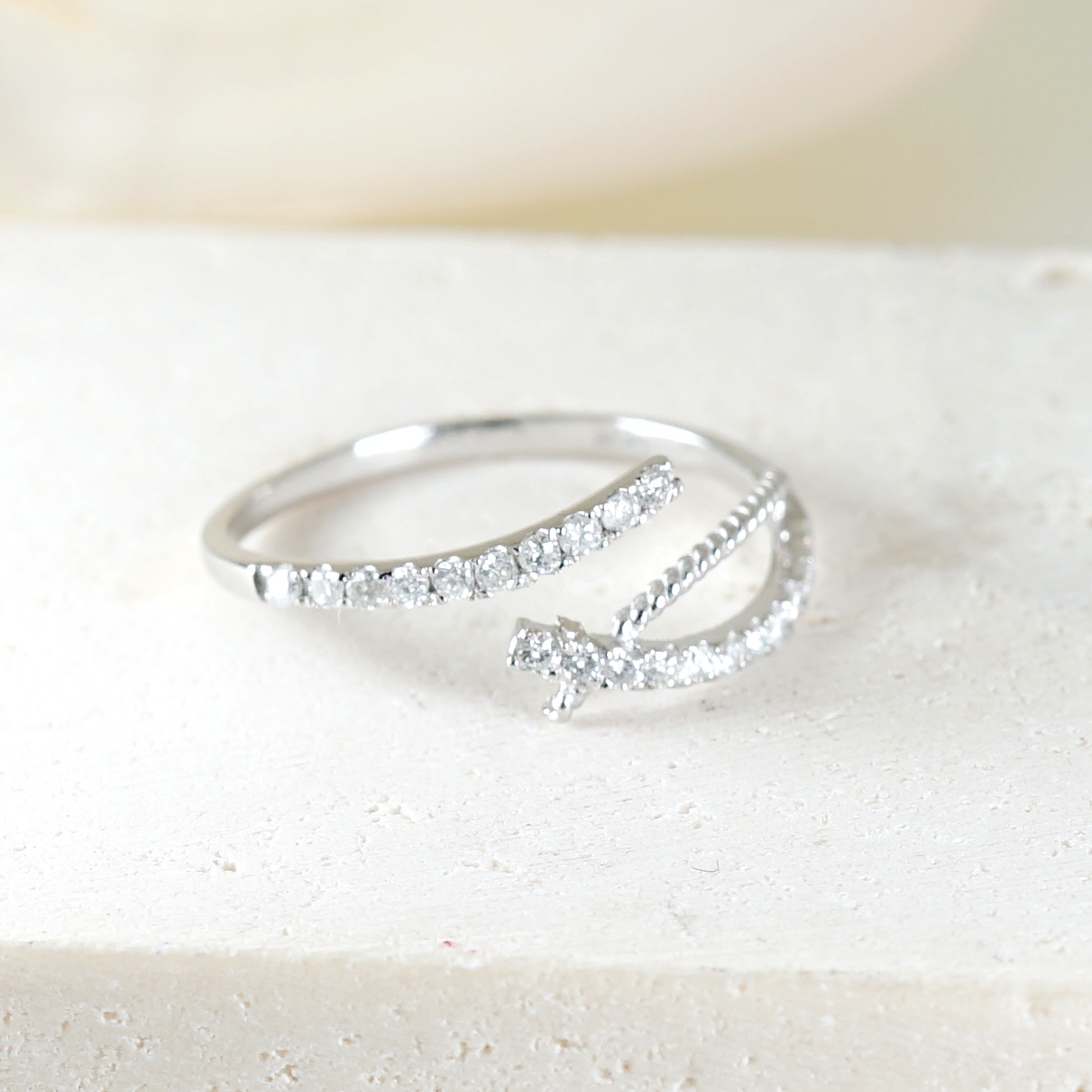 Sweet Ribbon Diamond Ring (ribbon) แหวนเพชร Free-form ที่ได้รับแรงบันดาลใจมาจากความพริ้วอันแสนอ่อนหวานของริบบิ้น ใส่แล้วรับรองคิ้วท์สุดๆค่ะ 💕