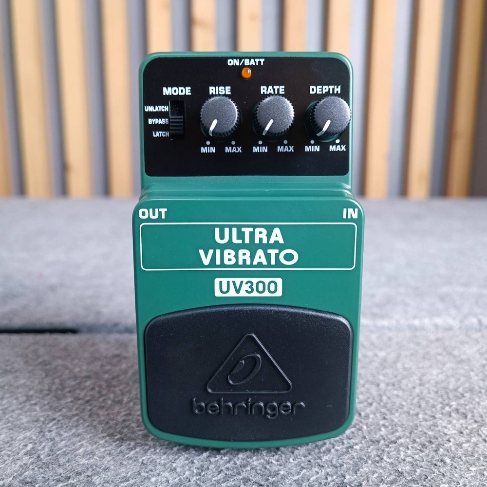 BEHRINGER UV-300 เอฟเฟคกีต้าร์ Ultra Vibrato Pedal เอฟเฟ็คกีตาร์ที่ให้เสียง classic and mind-bending, dimensional vibrato effects แบบ ’60s and ’70s, 3-Pedal Modes เบริงเจอร์ UV 300 UV300 เอไอ-ไพศาล