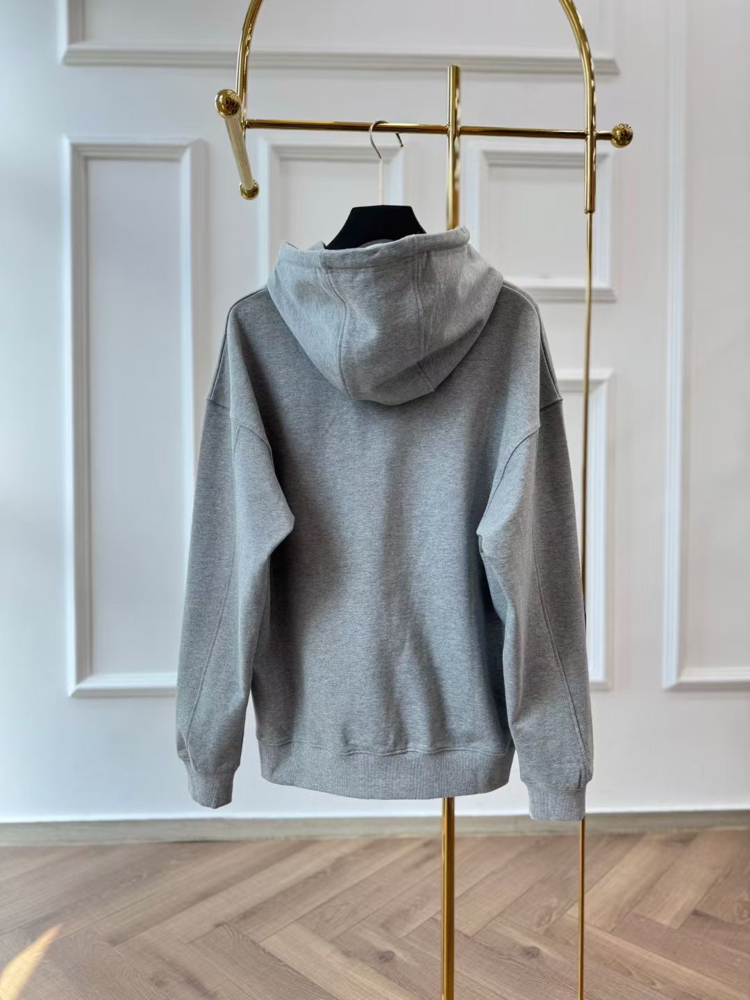 **do** เสื้อกันหนาว Loewe Relaxed fit hoodie in cotton มีเชือกหนังปรับหมวก ใส่ได้ ชาย หญิง สินค้าใหม่ ของแท้