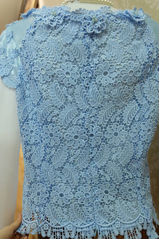 เสื้อลูกไม้คอตตอน ใส่สบาย ปักมุขรอบคอ แขนแต่งผ้าแก้ว เบอร์ 42 สีฟ้า