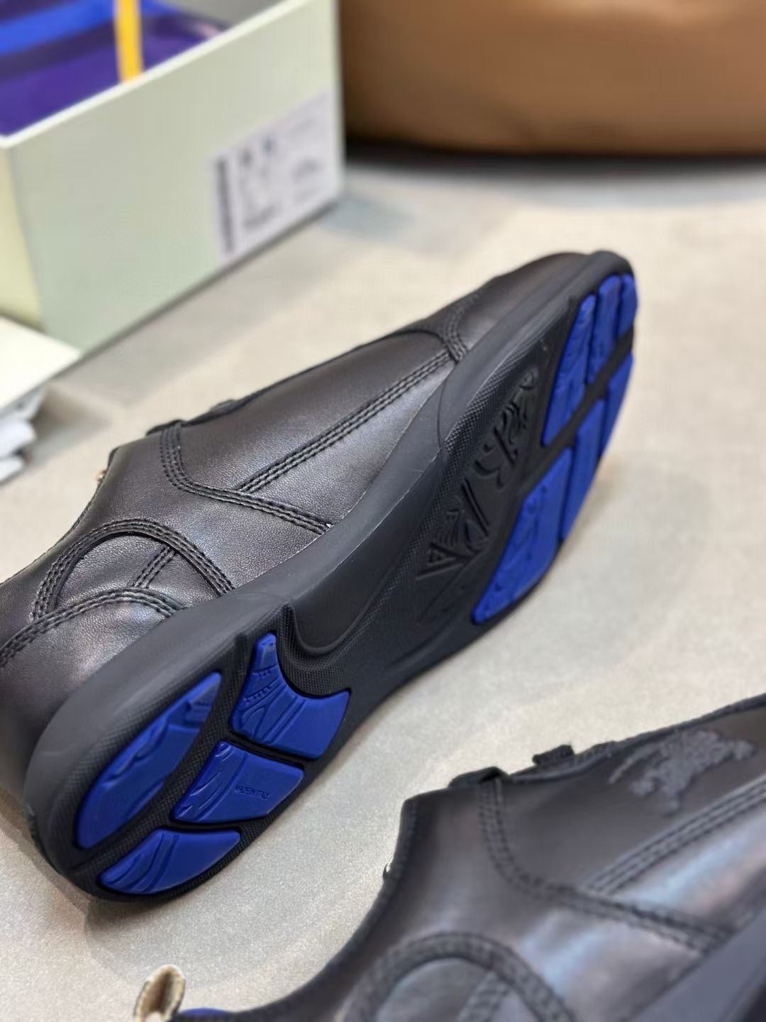 **DO** รองเท้าหนัง Burberry Leather Matrix Sneakers ของผู้ชาย สินค้าใหม่ ของแท้