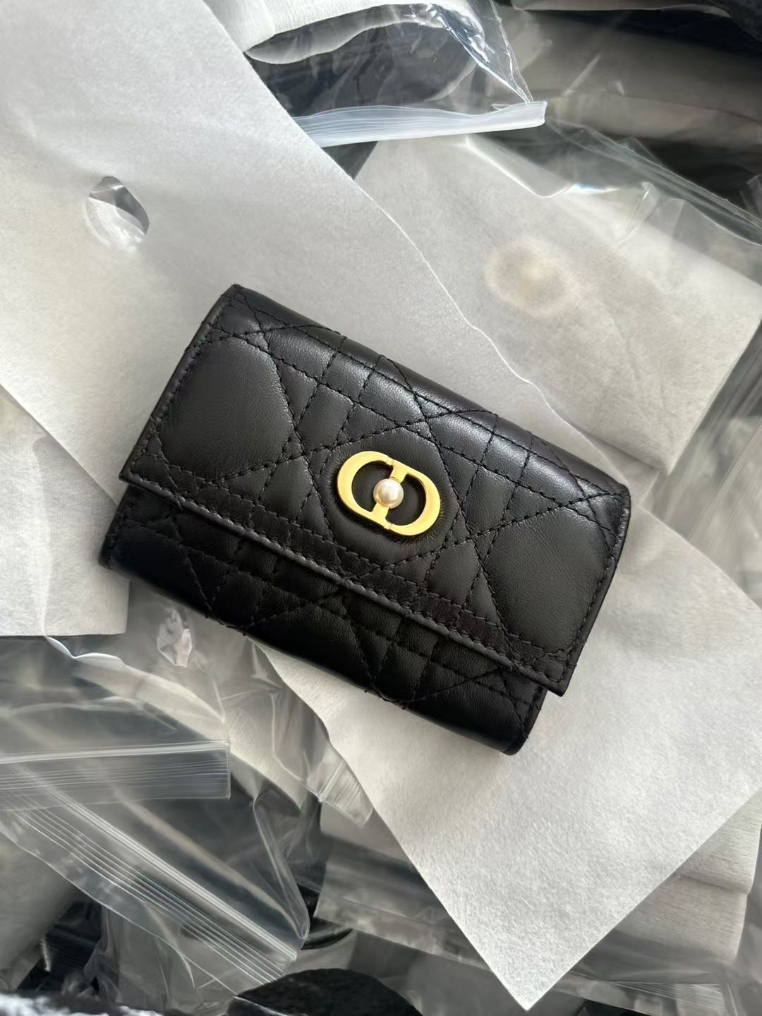 **do** กระเป๋าเงินใบเล็ก Dior Jolie Glycine Wallet สินค้าใหม่ ของแท้