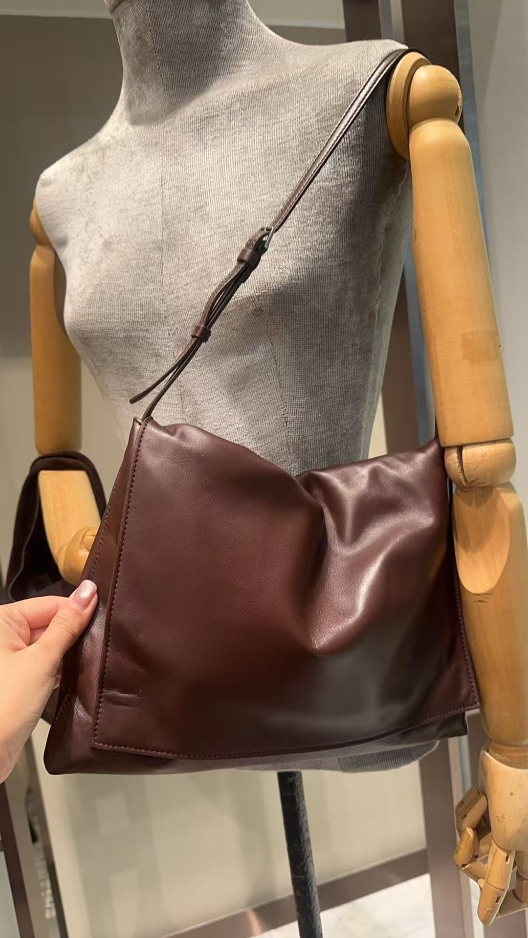 กระเป๋าหนังแกะ The Row Nan Shoulder Bag in Leather มี 2 สี มีกระเป๋าเล็กห้อย สินค้าใหม่ ของแท้