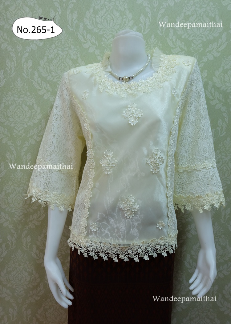 เสื้อลูกไม้ แขนสามส่วน คอระบายผ้าแก้ว ด้านหน้าแต่งผ้าแก้ว สีครีม เบอร์ 52