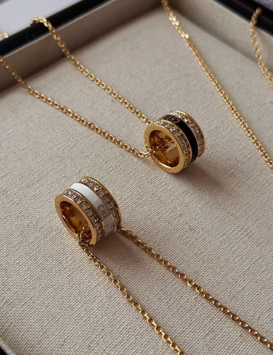 **do** สร้อยคอ Dior จี้มี 2 สีให้เลือก เคลือบทอง 18k จี้เพชรเป็นชวารอสกี้ สินค้าใหม่ ของแท้