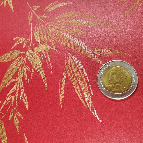 กระดาษห่อของขวัญ พิมพ์ลายทอง สีแดง ลายใบไผ่