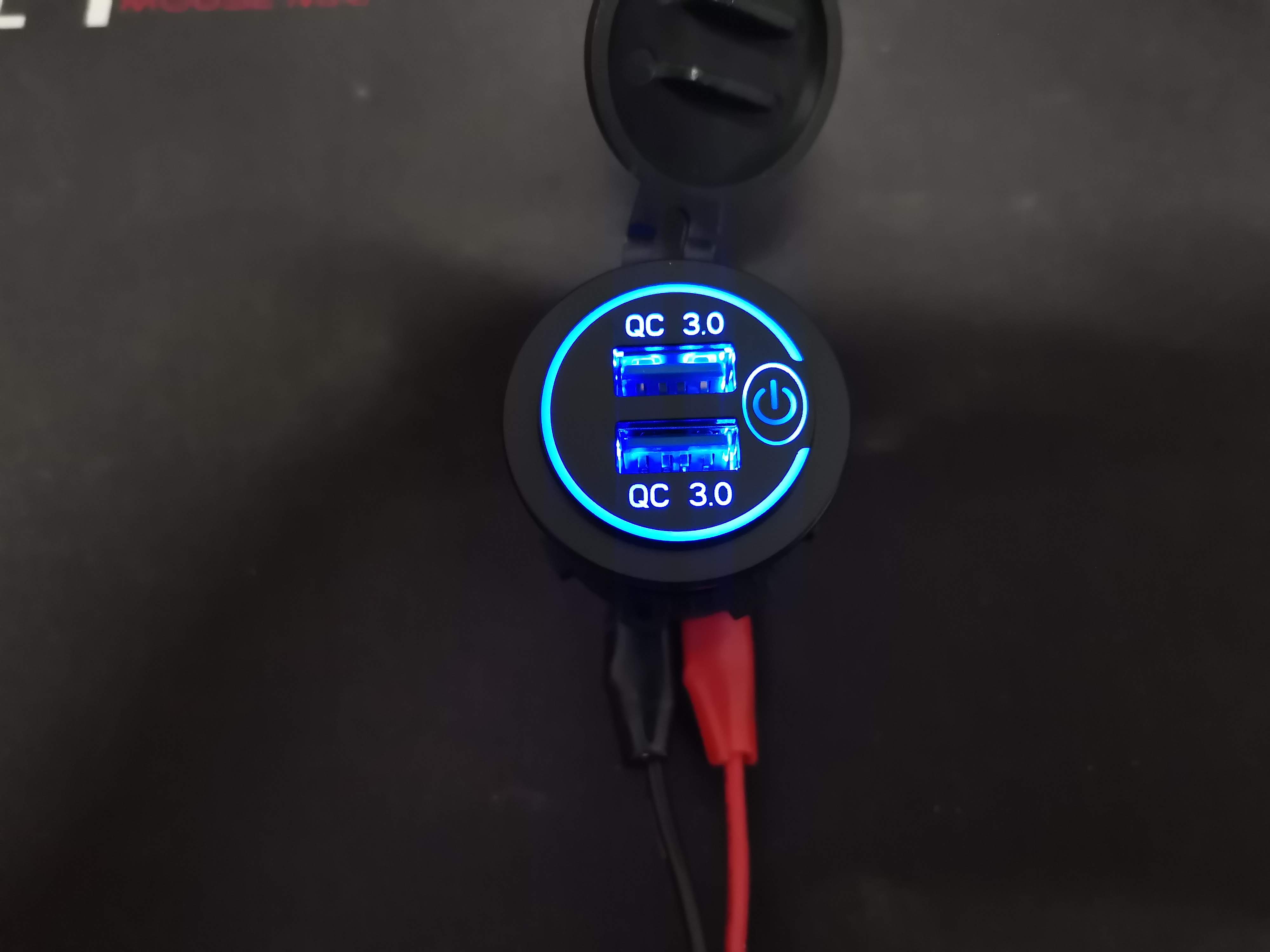 USB Charger QC 3.0A พร้อมสวิทช์สัมพัส งานดี ไฟสวย ชาร์จเร็ว Power Box / USB Car