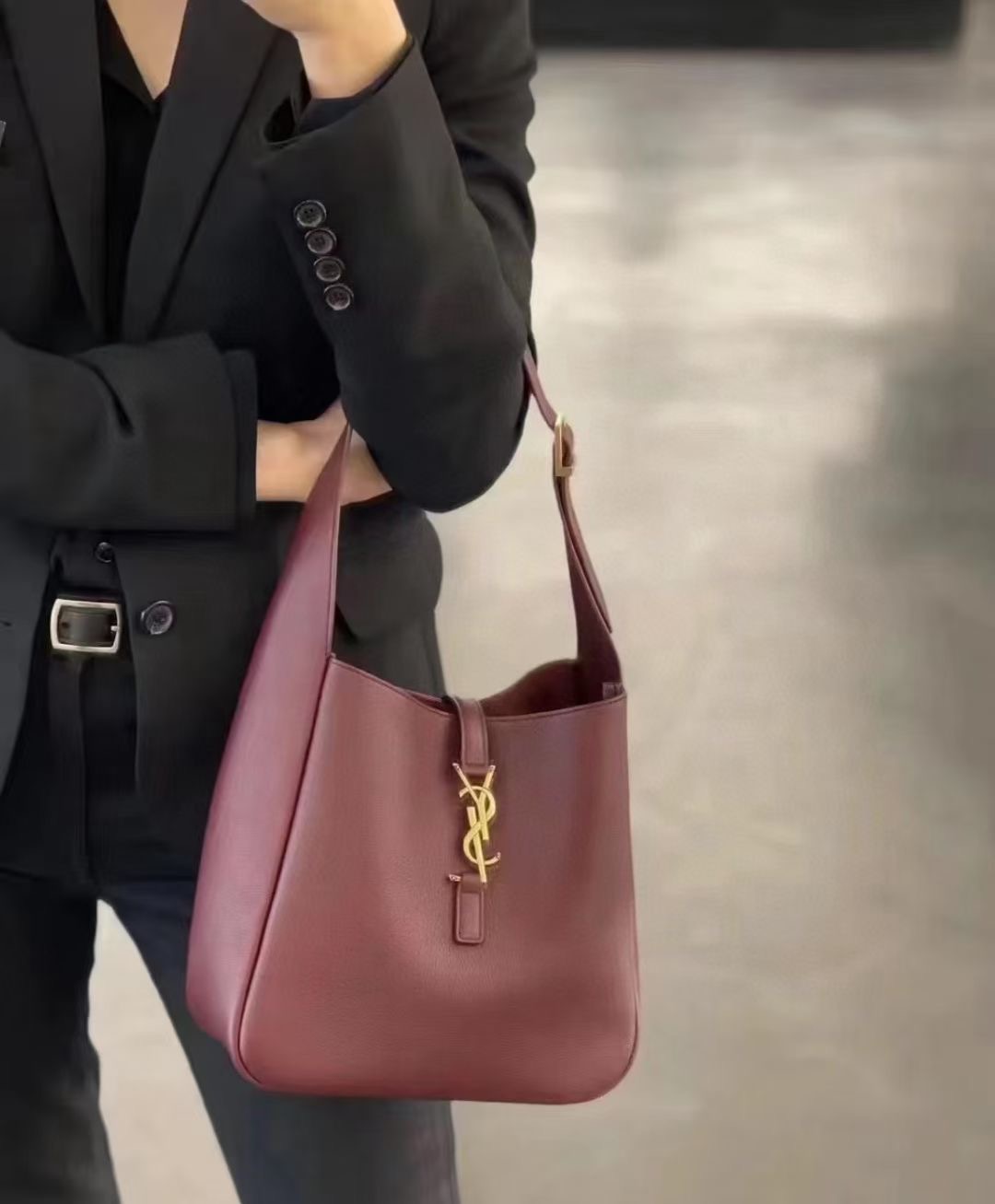 **do** กระเป๋าหนังแท้ YSL LE 5 À 7 SUPPLE SMALL IN GRAINED LEATHER สินค้าใหม่ ของแท้ สีเบอกันดี