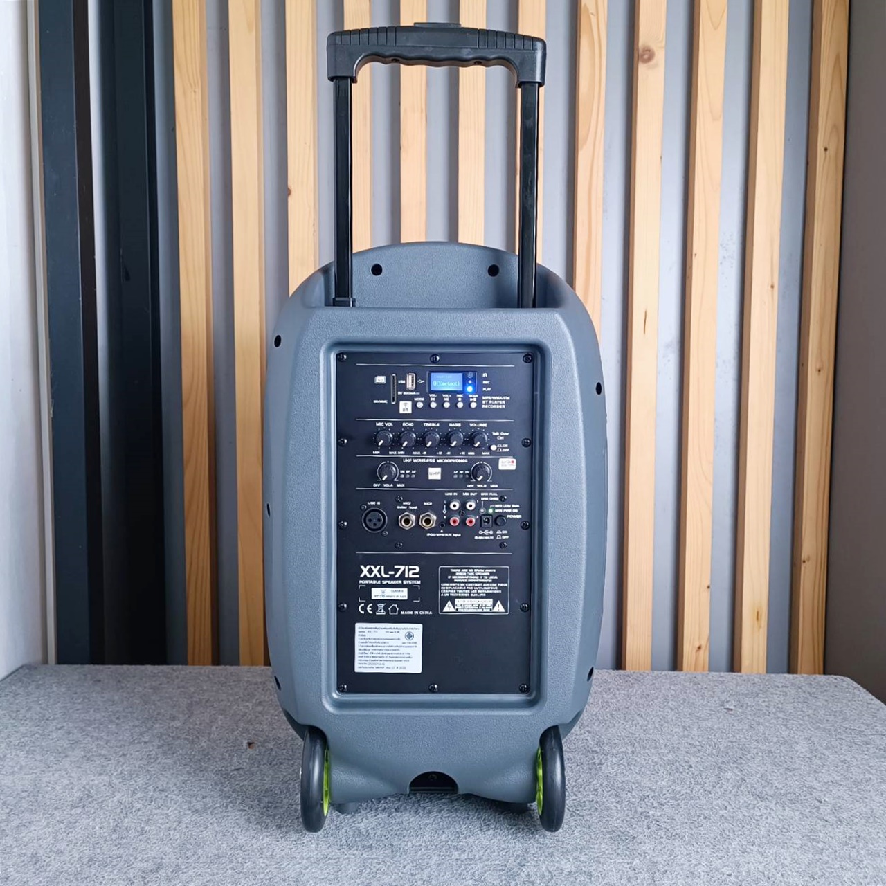 XXL XXL-712 ลำโพงล้อลาก ไมค์ลอย UHF ตู้ลำโพงเคลื่อนที่ 12 นิ้ว พร้อมไมค์ลอย UHF มีบลูทูธ แบตเตอรี่ชาร์จในตัว XXL12 XXL 12 เอไอ-ไพศาล