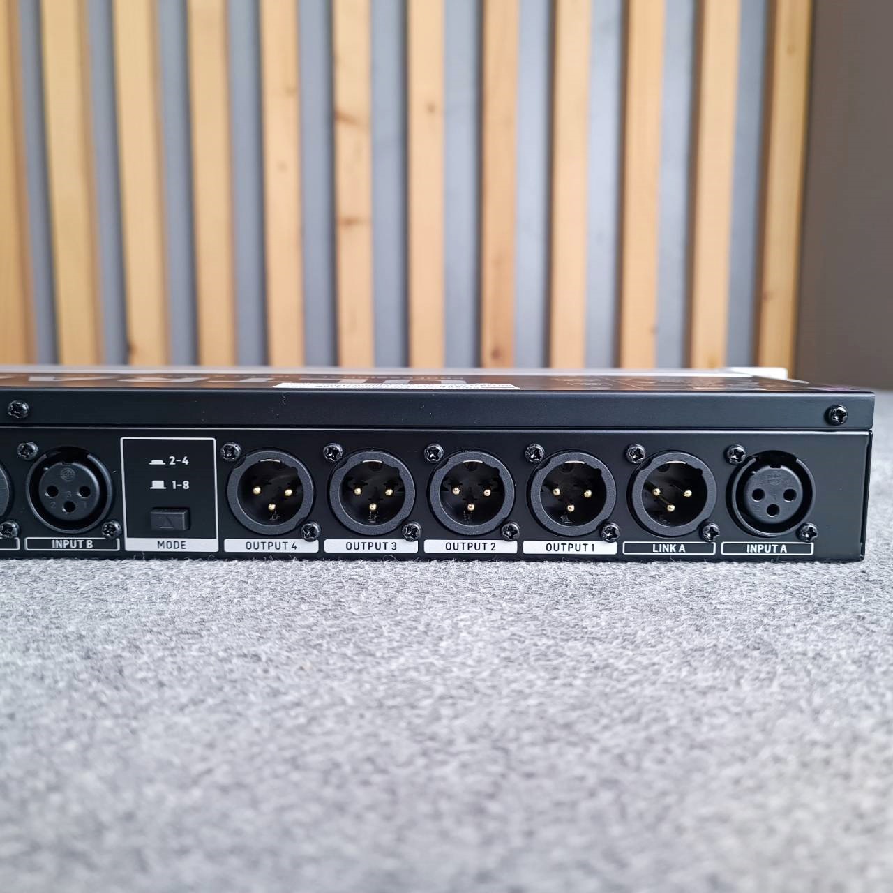 BEHRINGER DS-2800 ULTRALINK Microphone Splitter เครื่องแยกสัญญาณ 2-Input 8-Output โปรเซสเซอร์ DS 2800 DS2800 เอไอ-ไพศาล