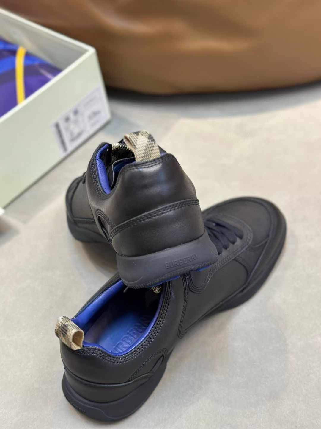 **DO** รองเท้าหนัง Burberry Leather Matrix Sneakers ของผู้ชาย สินค้าใหม่ ของแท้