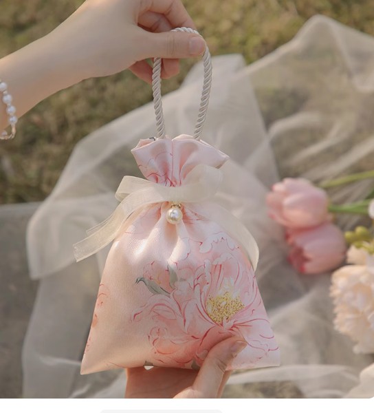 ถุงผ้าซาติน ลายดอกไม้ ตกแต่งด้วยไข่มุก สวยหรู หูเชือกเส้นใหญ่ ถุงใส่ของขวัญ ของชำร่วยงานแต่งงาน หรูหรา 527766