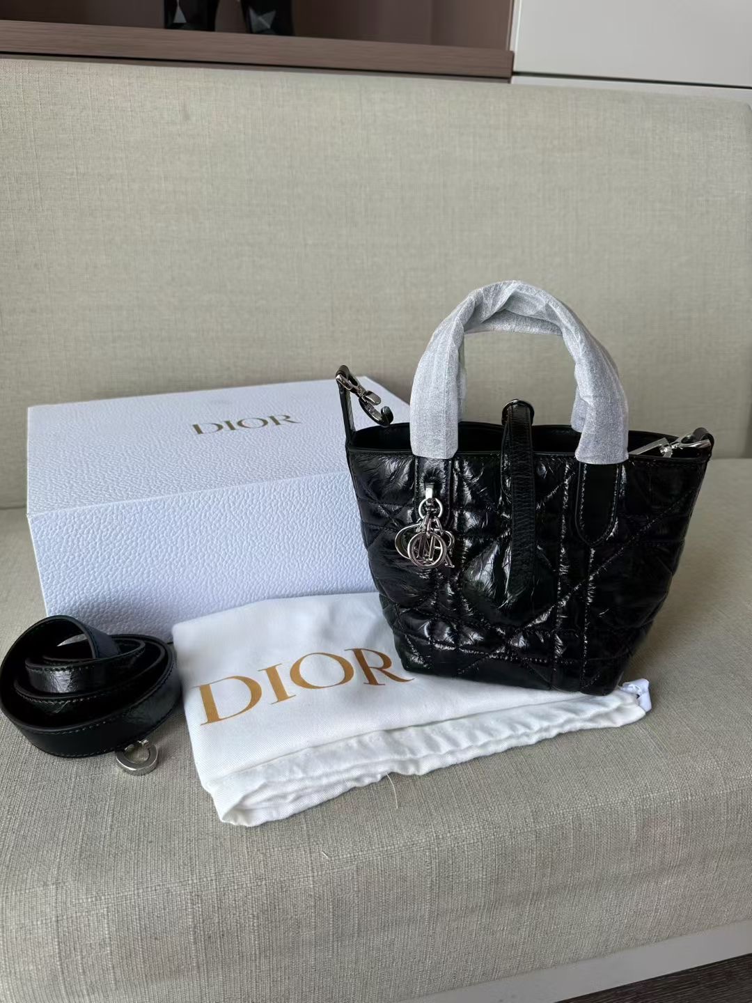 **do** กระเป๋าหนังแท้ Dior Toujours Vertical Nano Tote Bag มีสายยาวเสริม สินค้าใหม่ ของแท้