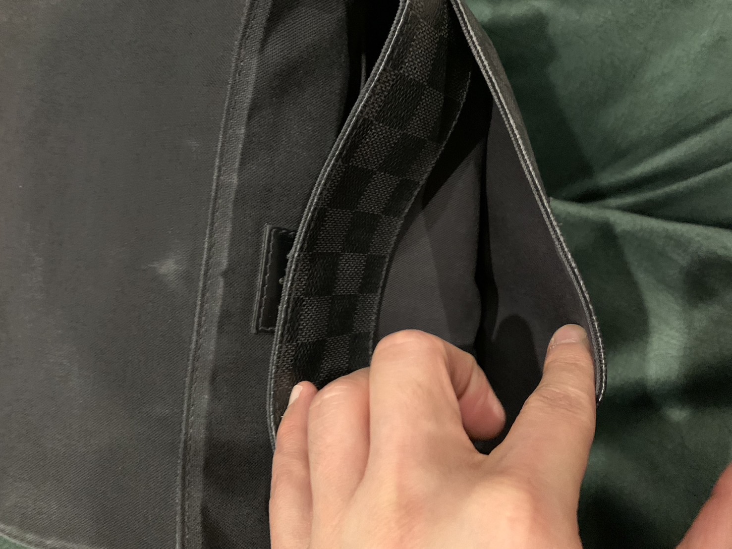 Louis Vuitton District PM Damier Graphite ตารางสีดำ Used 80 %