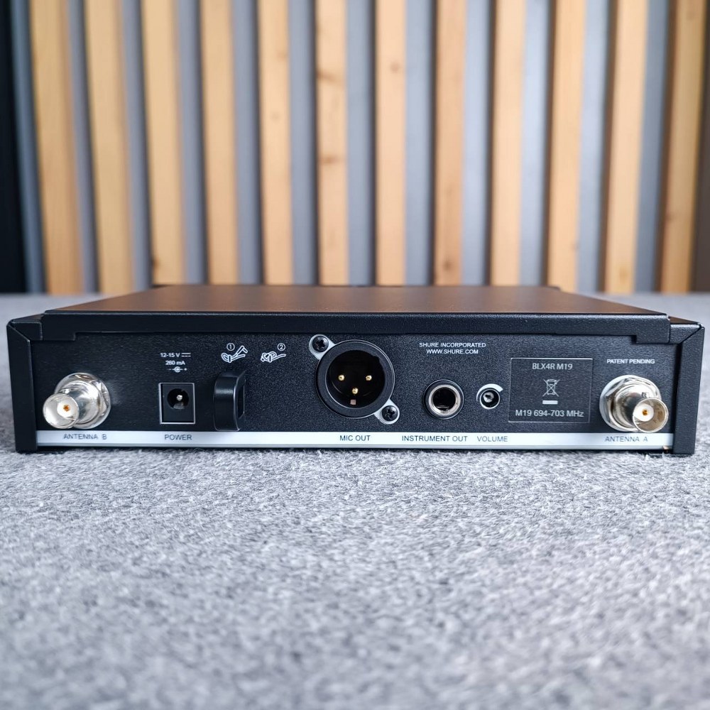 SHURE BLX14RA/CVL-M19 รุ่นติดแร็ค ไมค์ลอยหนีบ BLX14RA/CVL M19 ชุดไมค์หนีบปกเสื้อ ชุดไมโครโฟนไร้สาย BLX14RACVLM19 เอไอ-ไพศาล +++