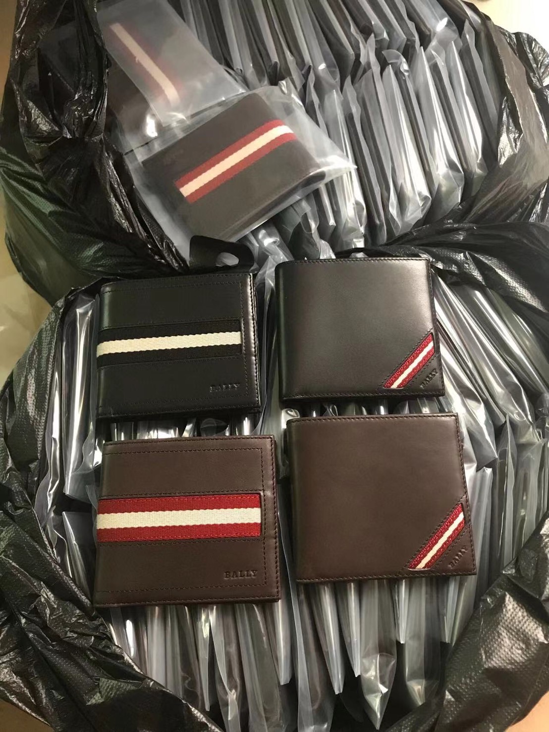 **กระเป๋าเงิน Bally มีหลายสีให้เลือก สินค้าใหม่ ของแท้
