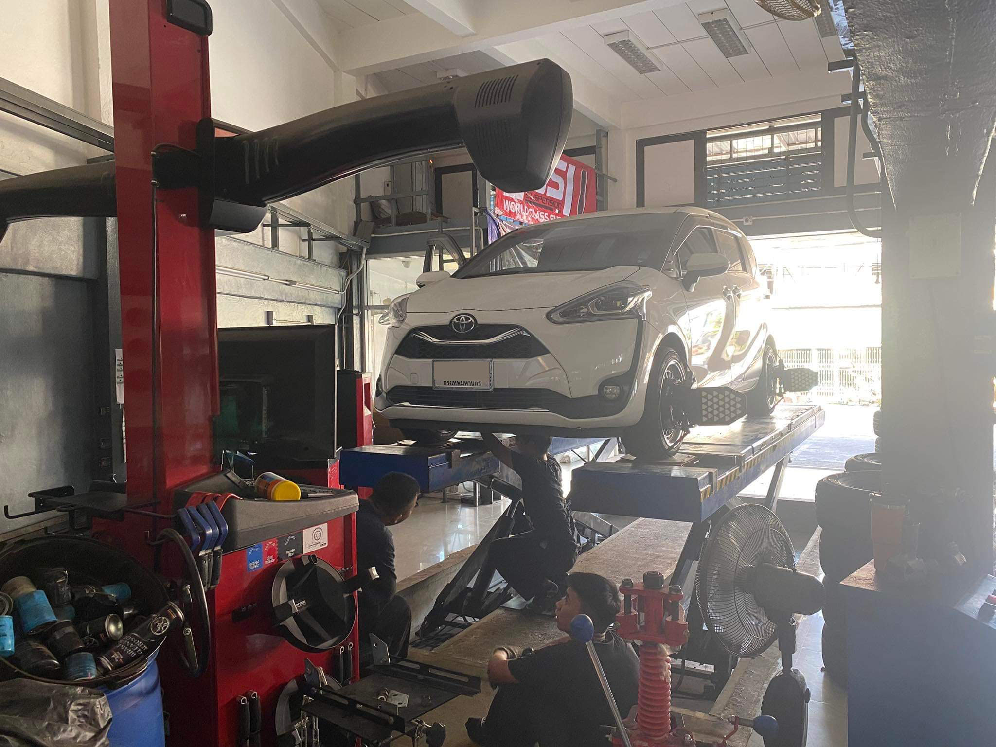 TOYOTA SIENTA เข้ารับบริการเปลี่ยนยางรถยนต์ญี่ปุ่น เน้นใช้งานประจำวันนุ่มนวลรีดน้ำดี ลูกค้าเคยใช้งานยางพรีเมี่ยมมา ต่อมาได้เปลี่ยนใช้งานยางไทยราคาถูกใช้งานตามรีวิว พอลองได้ใช้งานรู้สึกเสียดายเงินมาก เนื่องจากเสียงดัง ยางหอนไว ไม่รีดน้ำ และแข็ง วันนี้แม้ว่าจะใช้งานยางชุดเก่าไปได้ไม่นานมาก ก็ต้องเปลี่ยนยางชุดใหม่ เลือกใช้งานดีๆไปเลยครับ [+] ALLIANCE Al30ex Made in Japan by YOKOHAMA [+] ขนาด 215/45R17 โปรโมชั่นราคาพิเศษ ติดต่อสอบถามเพิ่มเติม โทร : 08-6569-1915 บุ๊ก และทีมงาน ยินดีต้อนรับครับ 𝙊𝙪𝙧 𝙎𝙚𝙧𝙫𝙞𝙘𝙚 บริการทางร้าน เรารับทำอะไรบ้าง 🔧 ติดตั้งยางแบบไร้รอย 100% 🔧 บริการสลับยาง ตามอายุ 🔧 มียางรถยนต์ทุกยี่ห้อให้เลือกซื้อ 🔧 เช็คช่วงล่าง แก้ปัญหาให้ตรงจุด 🔧 บริการล้างลิ้นปีกผีเสื้อ 🔧 บริการเช็คระยะรถยนต์ 🔧 เปลี่ยนถ่ายของเหลวทั้งระบบ 🔧 ตั้งศูนย์ด้วยเครื่อง HUNTER นำเข้าจาก USA #รถยนต์มีปัญหาไม่รู้ต้องแก้ตรงไหน ทางเรายินดี ตรวจหาปัญหาและหาวิธีแก้ บอกลูกค้าก่อนลงมือทำเสมอราคาเป็นธรรมไม่เอาเปรียบ สบายใจคุณลูกค้า ---------------------------------- ดูแลให้คำปรึกษาทุกปัญหาคาใจ ไม่ทิ้งลูกค้า มีบริการหลังการขาย 【ให้ผู้เชี่ยวชาญของเรา ดูแลรถคุณ】 ร้านยางเจริญรุ่งเรือง ยินดีต้อนรับครับ #ยางรถยนต์ #yokohama #alliance #al30 #madeinjapan