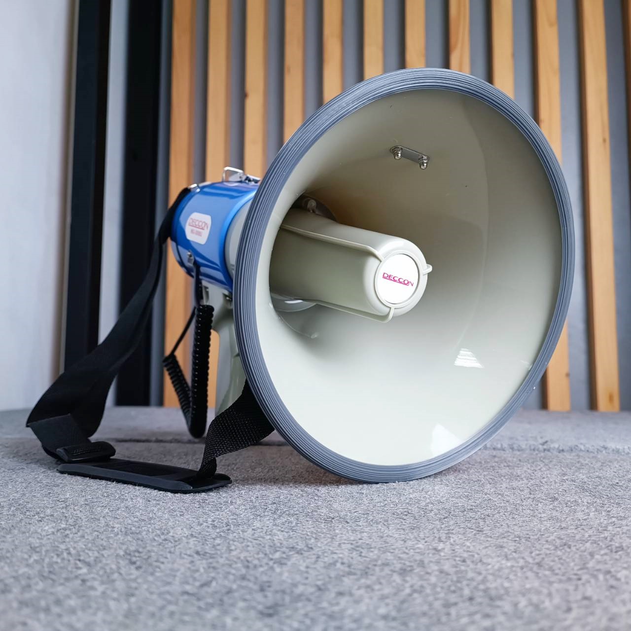 DECCON MG-3008U MG 3800โทรโข่งอัดเสียงได้ 9นิ้ว MG3008 U 70W เเบต USB โทรโข่ง ขนาด 9นิ้ว กำลัง 70วัตต์ แถมแบตเตอรี่ มีไซเรน MG 3008 U MG 3008U MG3008 U เอไอ-ไพศาล