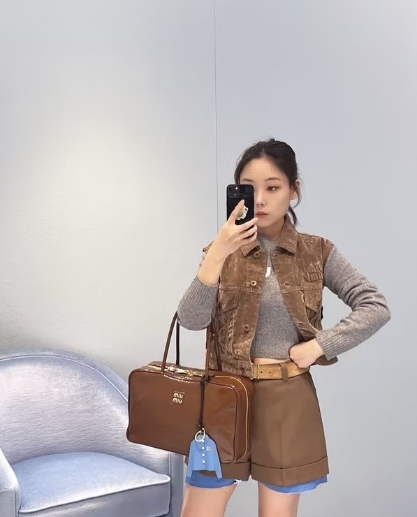 **กระเป๋า MiuMiu Beau naplak patent leather bag ใบใหญ่ มี 2 สีให้เลือก สินค้าใหม่ ของแท้