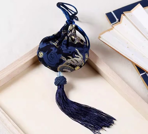 ถุงผ้าฝ้าย ทรงกลม ลายมังกร ทอง น้ำเงิน เบจ ห้อยพู่ แบบเก๋ ๆ ของชำร่วยแต่งงาน ปีมังกรทอง 918412