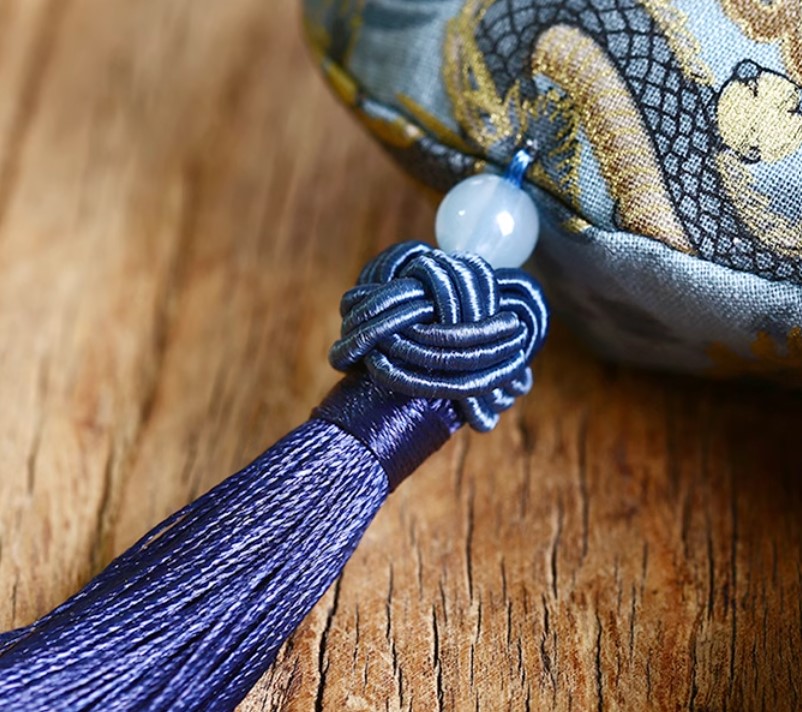 ถุงผ้าฝ้าย ทรงกลม ลายมังกร ทอง น้ำเงิน เบจ ห้อยพู่ แบบเก๋ ๆ ของชำร่วยแต่งงาน ปีมังกรทอง 918412