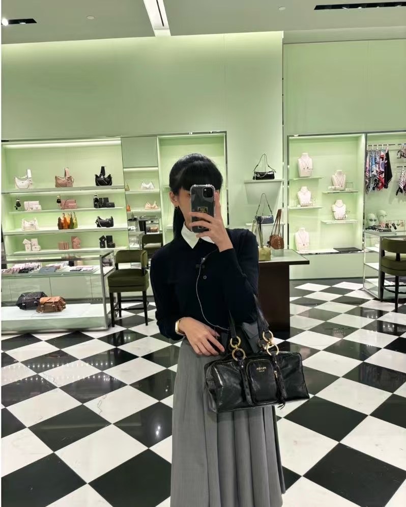 **C** กระเป๋าหนัง Prada Dangle medium leather top-handle bag สินค้าใหม่ ของแท้