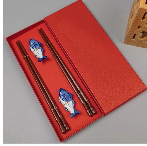 ชุดตะเกียบไม้ พร้อม ฐานรองตะเกียบ รูปปลาคู่ สัตว์มงคล พร้อมแพ็คเกจกล่อง ของชำร่วย แบบหรูหรา 177021