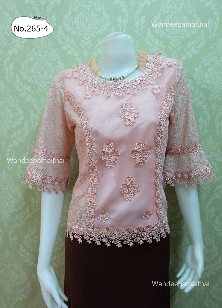 เสื้อลูกไม้ แขนสามส่วน คอระบายผ้าแก้ว ด้านหน้าแต่งผ้าแก้ว สีอมชมพู อกเสื้อ 54 นิ้ว