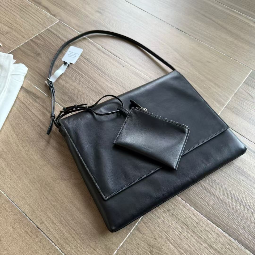 กระเป๋าหนังแกะ The Row Nan Shoulder Bag in Leather มี 2 สี มีกระเป๋าเล็กห้อย สินค้าใหม่ ของแท้