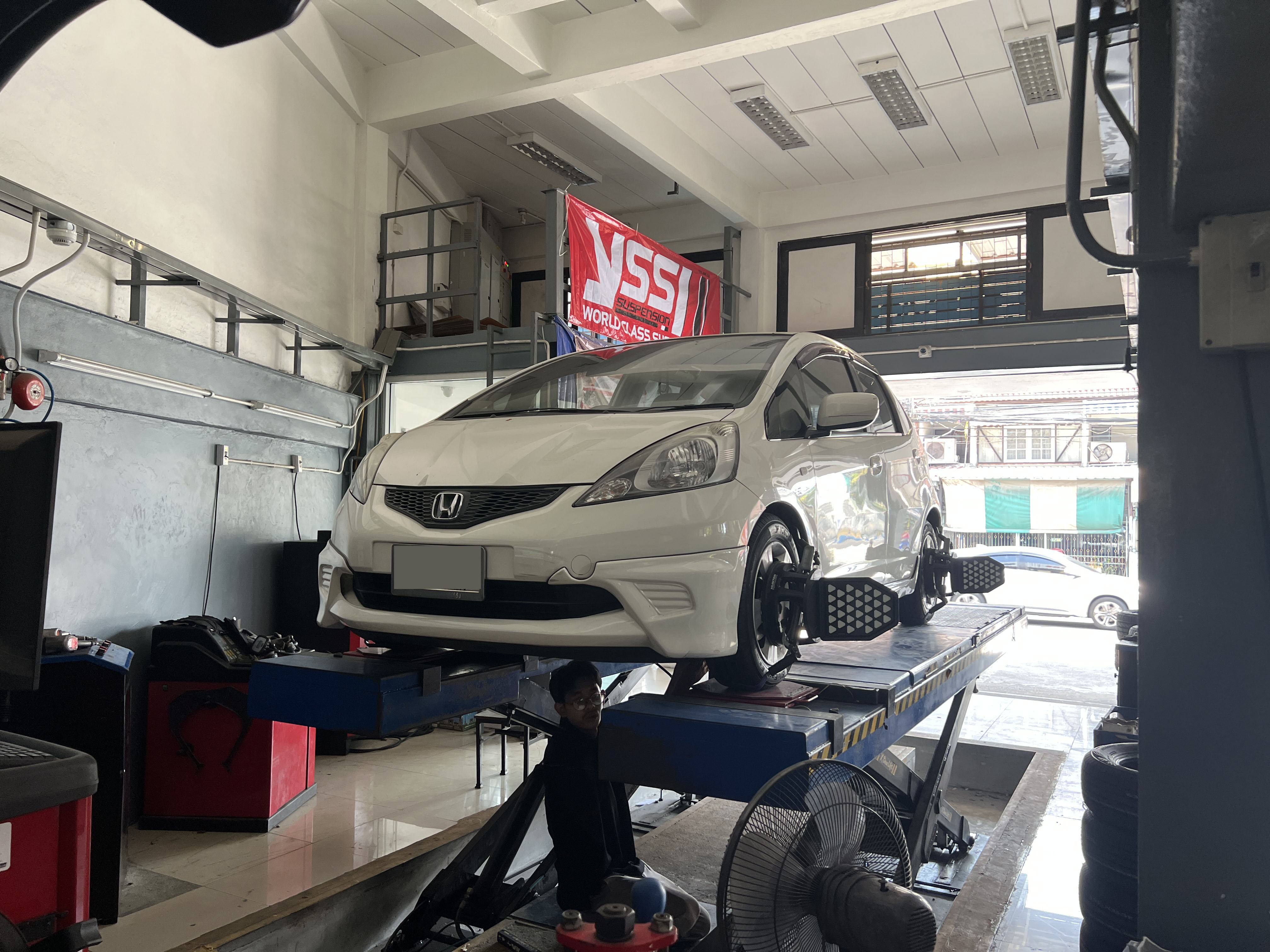 HONDA JAZZ เข้ารับบริการเปลี่ยนยางรถยนต์ ใช้งานประจำวัน ใช้งานนุ่มนวล ปลอดภัย [+] Yokohama BLUEARTH ES32 [+] ขนาด 175/65R15 โปรโมชั่นราคาพิเศษ ติดต่อสอบถามเพิ่มเติม โทร : 08-6569-1915 บุ๊ก และทีมงาน ยินดีต้อนรับครับ 𝙊𝙪𝙧 𝙎𝙚𝙧𝙫𝙞𝙘𝙚 บริการทางร้าน เรารับทำอะไรบ้าง 🔧 ติดตั้งยางแบบไร้รอย 100% 🔧 บริการสลับยาง ตามอายุ 🔧 มียางรถยนต์ทุกยี่ห้อให้เลือกซื้อ 🔧 เช็คช่วงล่าง แก้ปัญหาให้ตรงจุด 🔧 บริการล้างลิ้นปีกผีเสื้อ 🔧 บริการเช็คระยะรถยนต์ 🔧 เปลี่ยนถ่ายของเหลวทั้งระบบ 🔧 ตั้งศูนย์ด้วยเครื่อง HUNTER นำเข้าจาก USA #รถยนต์มีปัญหาไม่รู้ต้องแก้ตรงไหน ทางเรายินดี ตรวจหาปัญหาและหาวิธีแก้ บอกลูกค้าก่อนลงมือทำเสมอราคาเป็นธรรมไม่เอาเปรียบ สบายใจคุณลูกค้า ---------------------------------- ดูแลให้คำปรึกษาทุกปัญหาคาใจ ไม่ทิ้งลูกค้า มีบริการหลังการขาย 【ให้ผู้เชี่ยวชาญของเรา ดูแลรถคุณ】 ร้านยางเจริญรุ่งเรือง ยินดีต้อนรับครับ #ยางรถยนต์ #yokohama #bluearth #es32