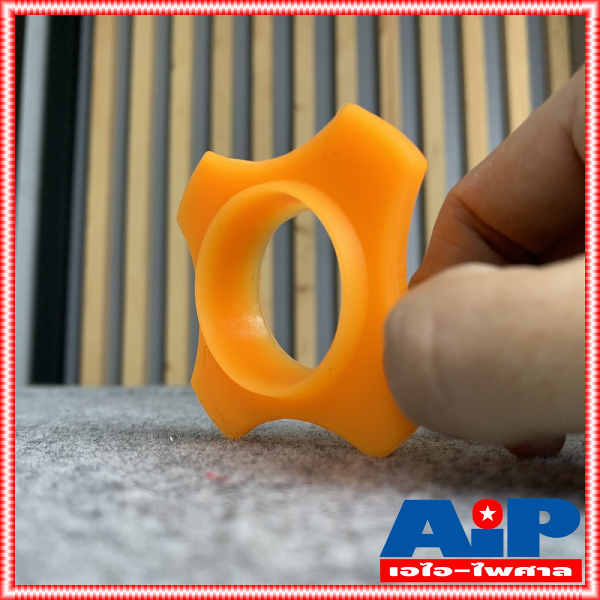 ที่รองไมค์กันกลิ้ง เหลี่ยมใหญ่ V-401 สีส้ม ที่รองไมค์ กันกลิ้ง กันกลิ้งไมค์เหลี่ยมใหญ่สีส้ม ใส่ได้ทั้ง ไมค์ลอย / ไมค์สาย เอไอ-ไพศาล