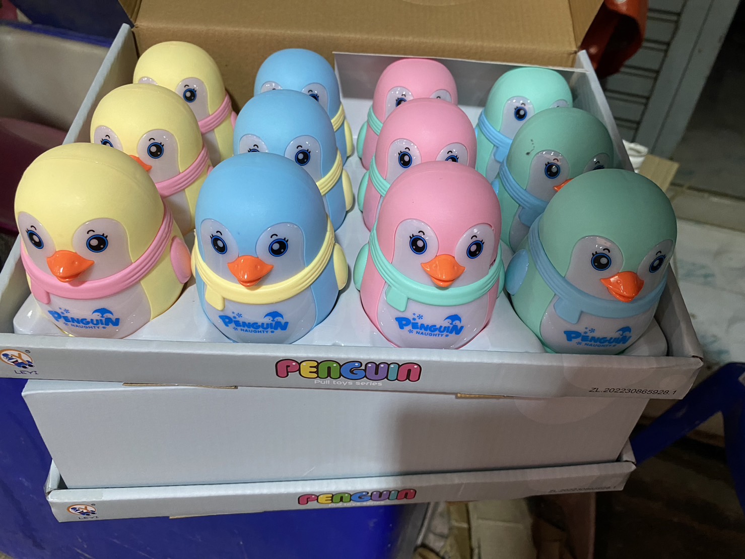 TS31746 ของเล่นเด็กเล็กแพนกกวินเล่นมือมีไฟ ปลีกกล่องละ (12 ตัวใหญ่)