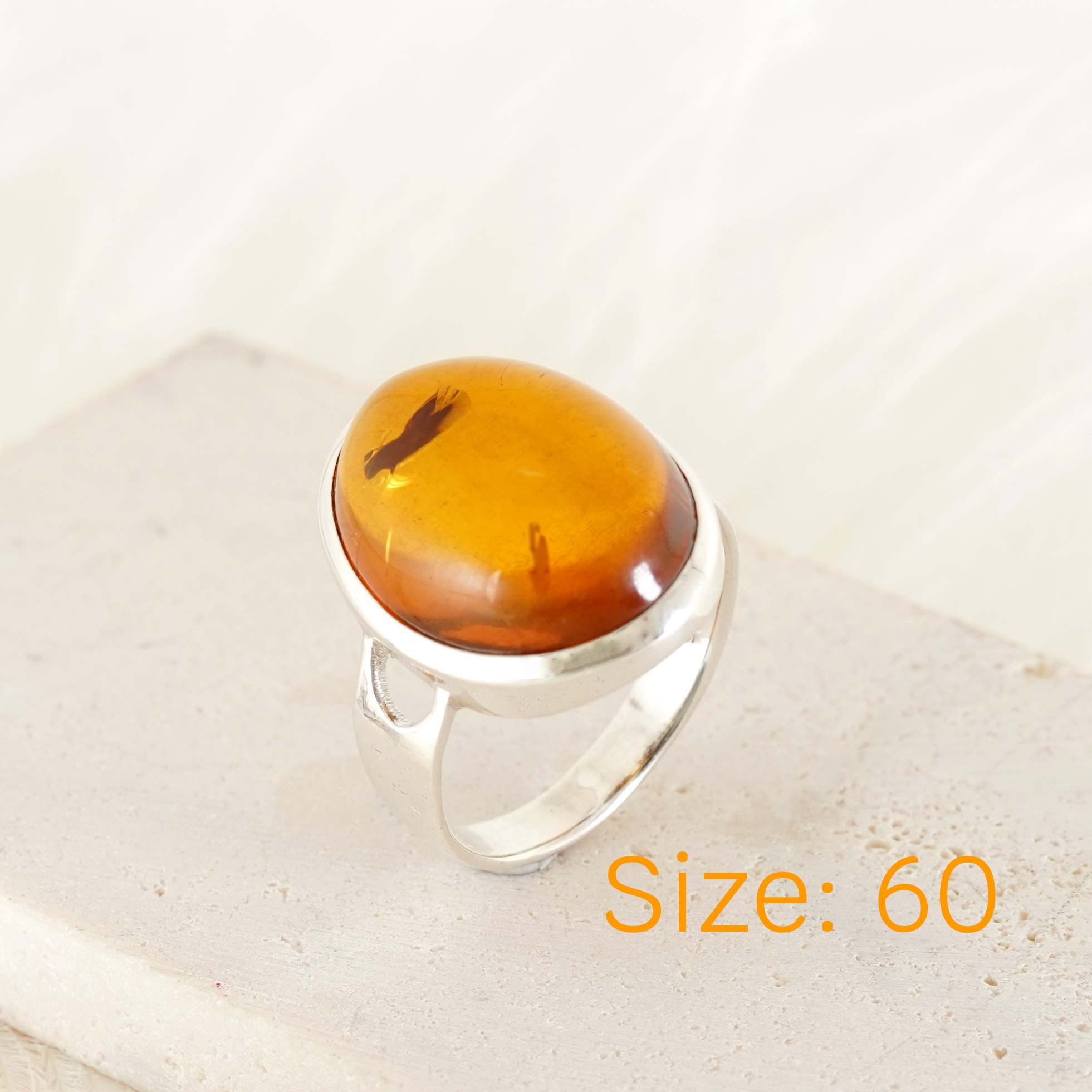 แหวนเงินแท้ฝังอำพันแพ้ เพื่อเพิ่มความสดชื่นตามธรรมชาติและดึงดูดความรักที่ยืนยาว