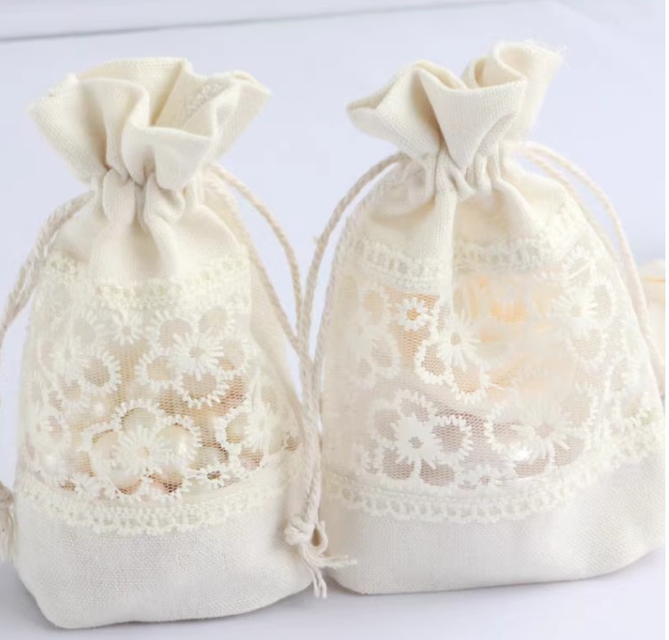 ถุงผ้าใส่ของขวัญ ของชำร่วย งานสำคัญต่าง ๆ ถุงผ้าฝ้าย ขนาด 10x14 cm ผสมผสานกับลูกไม้อย่างลงตัว 332297