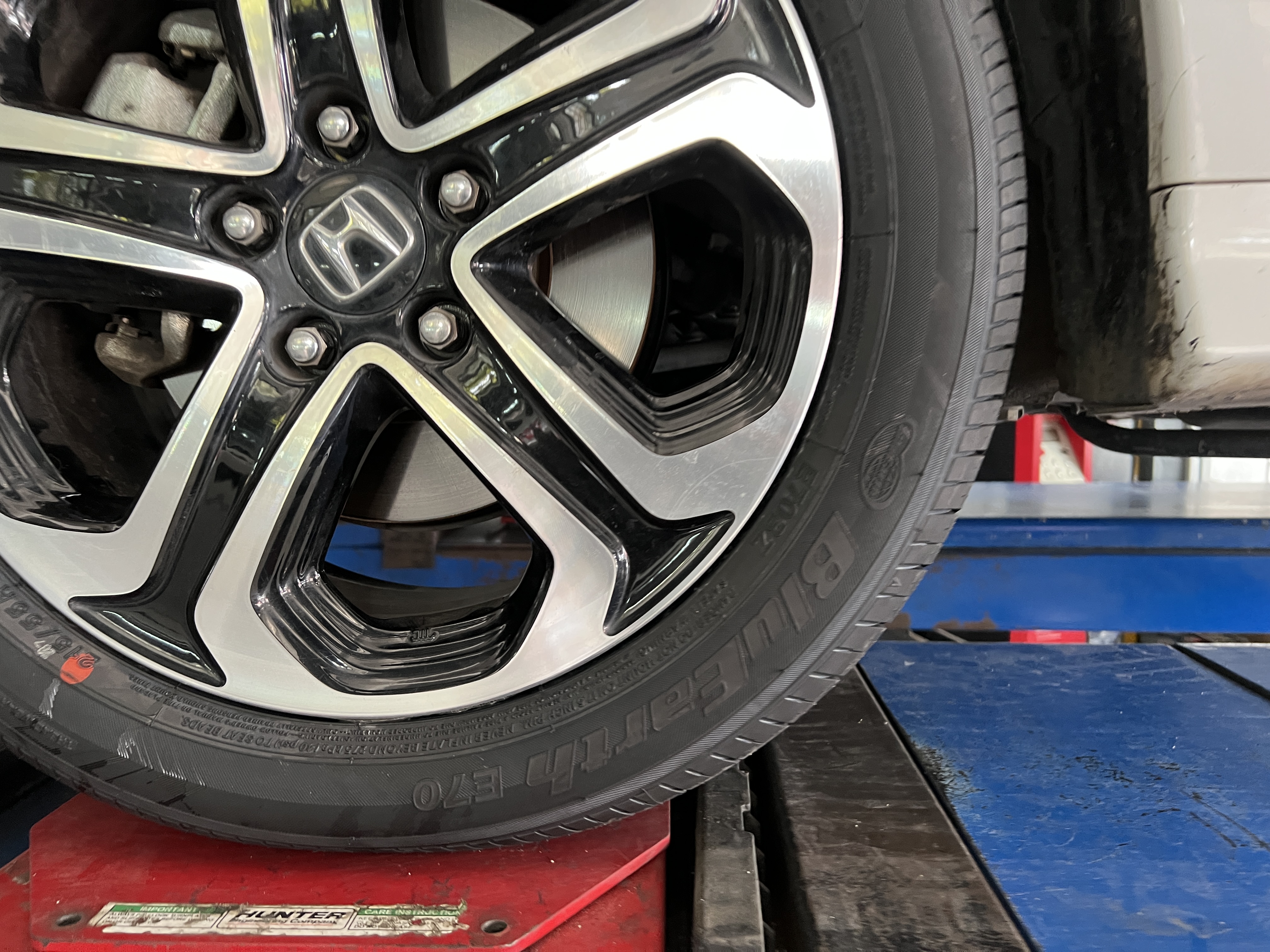 HONDA HRV เปลี่ยนยางเบอร์เดิม รุ่นเดิม ตรงรุ่น ไว้ใจ YOKOHAMA ยางพรีเมี่ยมญี่ปุ่น พร้อมบริการติดตั้ง ครบจบที่เดียว [+] Yokohama Bluearth E70 [+] ขนาด 215/55R17 โปรโมชั่นราคาพิเศษ ติดต่อสอบถามเพิ่มเติม โทร : 08-6569-1915 บุ๊ก และทีมงาน ยินดีต้อนรับครับ 𝙊𝙪𝙧 𝙎𝙚𝙧𝙫𝙞𝙘𝙚 บริการทางร้าน เรารับทำอะไรบ้าง 🔧 ติดตั้งยางแบบไร้รอย 100% 🔧 บริการสลับยาง ตามอายุ 🔧 มียางรถยนต์ทุกยี่ห้อให้เลือกซื้อ 🔧 เช็คช่วงล่าง แก้ปัญหาให้ตรงจุด 🔧 บริการล้างลิ้นปีกผีเสื้อ 🔧 บริการเช็คระยะรถยนต์ 🔧 เปลี่ยนถ่ายของเหลวทั้งระบบ 🔧 ตั้งศูนย์ด้วยเครื่อง HUNTER นำเข้าจาก USA #รถยนต์มีปัญหาไม่รู้ต้องแก้ตรงไหน ทางเรายินดี ตรวจหาปัญหาและหาวิธีแก้ บอกลูกค้าก่อนลงมือทำเสมอราคาเป็นธรรมไม่เอาเปรียบ สบายใจคุณลูกค้า ---------------------------------- ดูแลให้คำปรึกษาทุกปัญหาคาใจ ไม่ทิ้งลูกค้า มีบริการหลังการขาย 【ให้ผู้เชี่ยวชาญของเรา ดูแลรถคุณ】 ร้านยางเจริญรุ่งเรือง ยินดีต้อนรับครับ #ยางรถยนต์ #yokohama #bluearth #E70HONDA HRV เปลี่ยนยางเบอร์เดิม รุ่นเดิม ตรงรุ่น ไว้ใจ YOKOHAMA ยางพรีเมี่ยมญี่ปุ่น พร้อมบริการติดตั้ง ครบจบที่เดียว [+] Yokohama Bluearth E70 [+] ขนาด 215/55R17 โปรโมชั่นราคาพิเศษ ติดต่อสอบถามเพิ่มเติม โทร : 08-6569-1915 บุ๊ก และทีมงาน ยินดีต้อนรับครับ 𝙊𝙪𝙧 𝙎𝙚𝙧𝙫𝙞𝙘𝙚 บริการทางร้าน เรารับทำอะไรบ้าง 🔧 ติดตั้งยางแบบไร้รอย 100% 🔧 บริการสลับยาง ตามอายุ 🔧 มียางรถยนต์ทุกยี่ห้อให้เลือกซื้อ 🔧 เช็คช่วงล่าง แก้ปัญหาให้ตรงจุด 🔧 บริการล้างลิ้นปีกผีเสื้อ 🔧 บริการเช็คระยะรถยนต์ 🔧 เปลี่ยนถ่ายของเหลวทั้งระบบ 🔧 ตั้งศูนย์ด้วยเครื่อง HUNTER นำเข้าจาก USA #รถยนต์มีปัญหาไม่รู้ต้องแก้ตรงไหน ทางเรายินดี ตรวจหาปัญหาและหาวิธีแก้ บอกลูกค้าก่อนลงมือทำเสมอราคาเป็นธรรมไม่เอาเปรียบ สบายใจคุณลูกค้า ---------------------------------- ดูแลให้คำปรึกษาทุกปัญหาคาใจ ไม่ทิ้งลูกค้า มีบริการหลังการขาย 【ให้ผู้เชี่ยวชาญของเรา ดูแลรถคุณ】 ร้านยางเจริญรุ่งเรือง ยินดีต้อนรับครับ #ยางรถยนต์ #yokohama #bluearth #E70