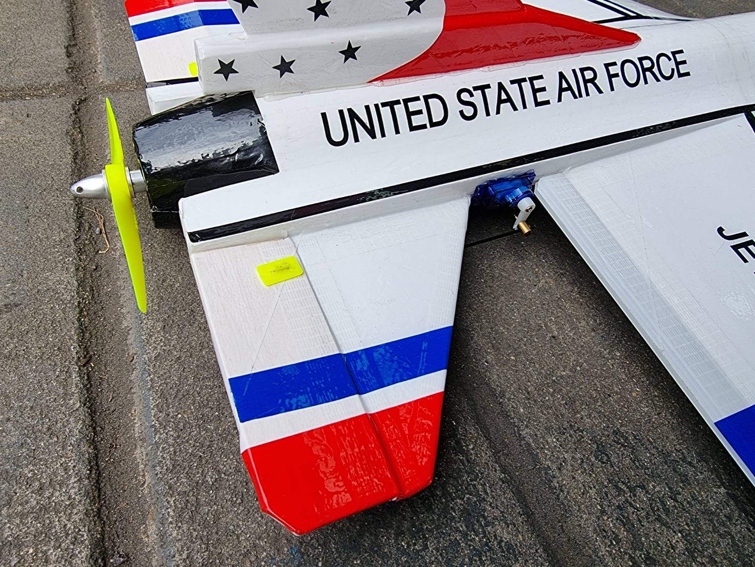 เครื่องบิน : F-16 เล็กราชบุรี